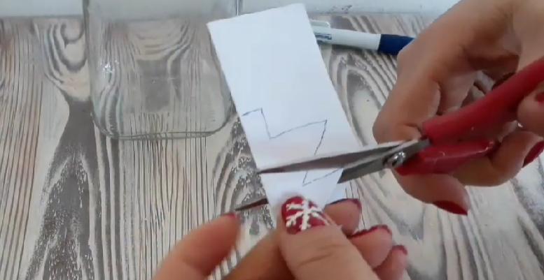 Bir kağıdı ikiye katlayarak çam ağacı çizin ve kesin