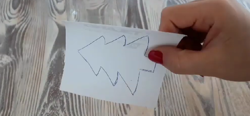 Çıkarttığımız çam ağacı kalıbını yapışkanlı bir kağıdın üzerine koyup tekrar çiziyoruz ve kesiyoruz.