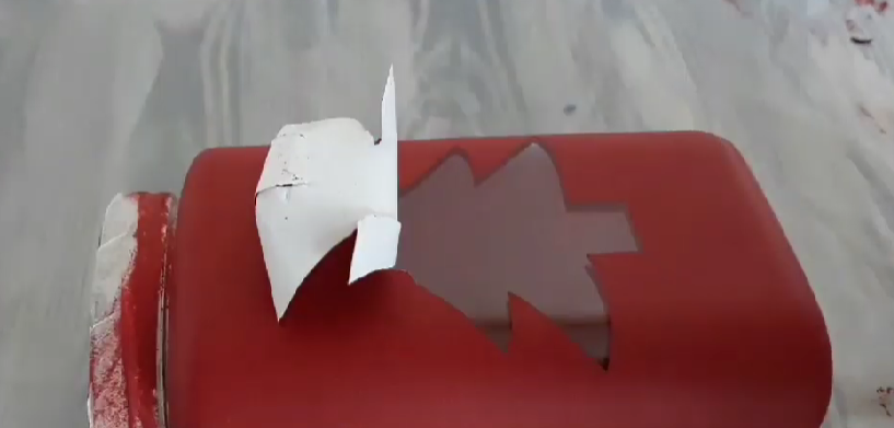 Çam ağacı kağıdını kaldırmak için ince uçlu sivri bir aparat kullanarak hafifçe kaldırabilirsiniz.
