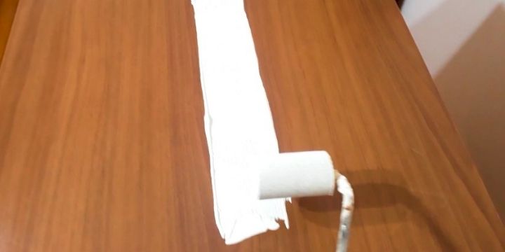 Malzemeleri karıştırdıktan sonra rulonuza boya yüklemesi yapın ve hafif hafif ilk kat boyasını uygulamaya başlayın.