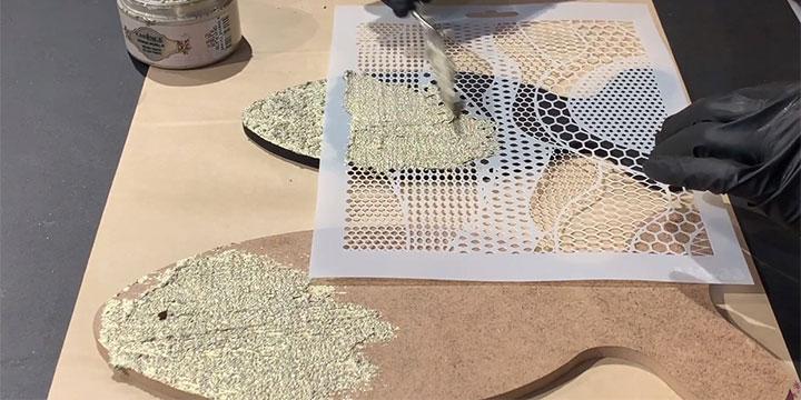 Dilerseniz stencil şablonunu yüzeye yerleştirerek şablon üzerine rölyef pasta uygulayabilirsiniz.