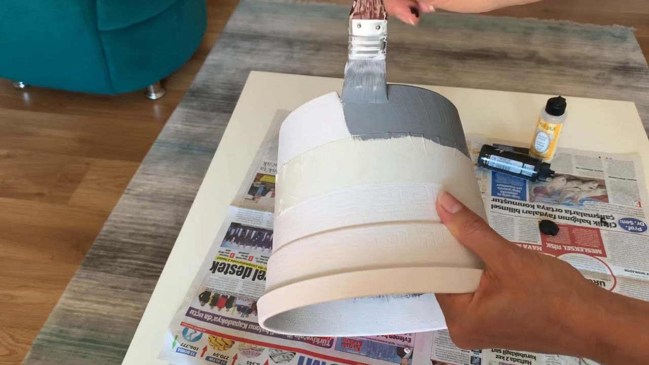 İki renk yapmak için ortasından ya da dilediğiniz yerinden kağıt bantla şerit çekin. Şeridin boşta kalan kısmını farklı renkle boyayın. Ardından boyayı 6-12 saat kurumaya bırakın.