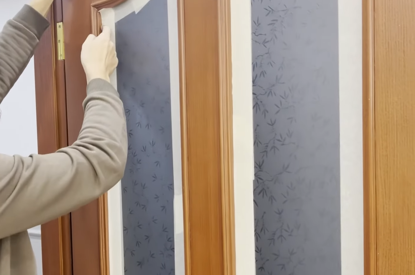 Kapının cam kısımlarına ve kenar kısımlarına boya bulaşmaması için kağıt bant ile bu kısımları yapıştırıyoruz.
