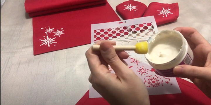 Ponpon Fırçaya Rölyef Pasta Yükleme
