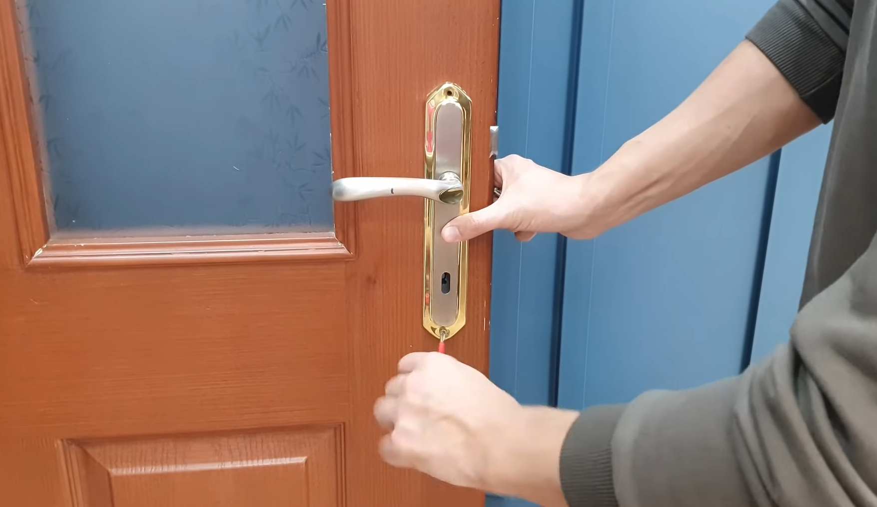 Öncelikle ahşap kapımızı toz ve kirden arındırıyoruz. Ardından tüm kapı kolunu ve iç sistemi tekrar yerleştirmek üzere dikkatlice söküyoruz.
