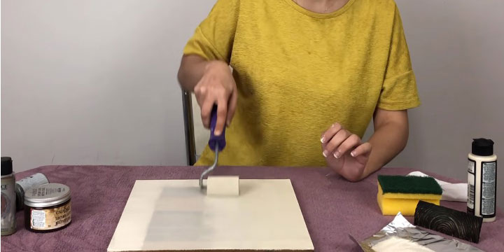 Öncelikle yüzeyi açık renk bir Cadence akrilik boya ile boyayın.