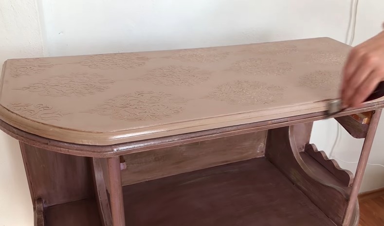 Bu boya türünün bitişine en uygun olarak kadife mat vernik ürününü kullanıyoruz. Rulo yardımıyla bolca vernikleme işlemi yapıyoruz. Son darbeleri tarama hareketleriyle bitiriyoruz.