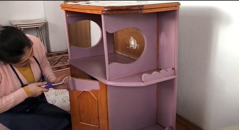 Very chalky pembe kahverengi rengini uygun bir kaba boşaltarak rulo ile uygulama yapmaya başlıyoruz. Detay kısımlarda ipek uçlu zemin fırçası kullanıyoruz. Very Chalky boyalarda katlar arasında bekleme süresi 6 saattir.