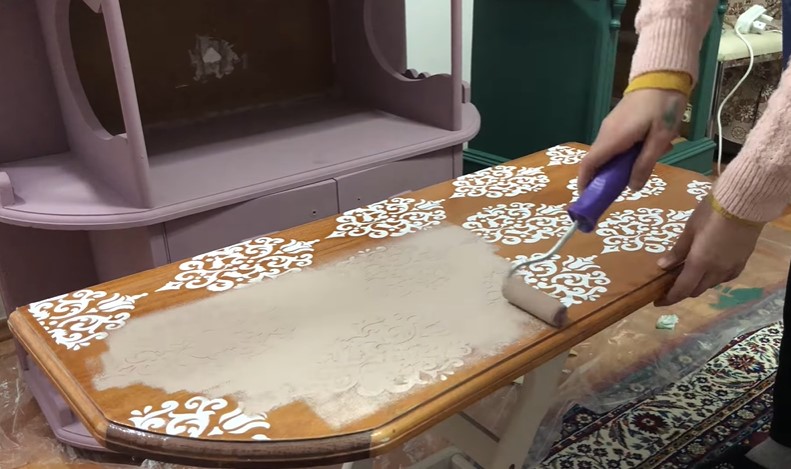 Stencil şablonu uyguladığımız yüzey kuruduktan sonra, multisurface boya Sisal rengi ile yüzeyi boyuyoruz. 12 saat boyunca kurumaya alıyoruz.