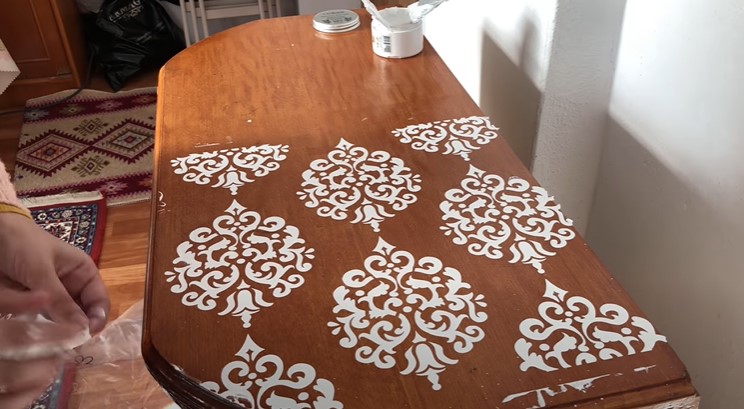 Stencil şablonunu yavaşça kaldırıyoruz ve desenlerimiz ortaya çıkıyor.